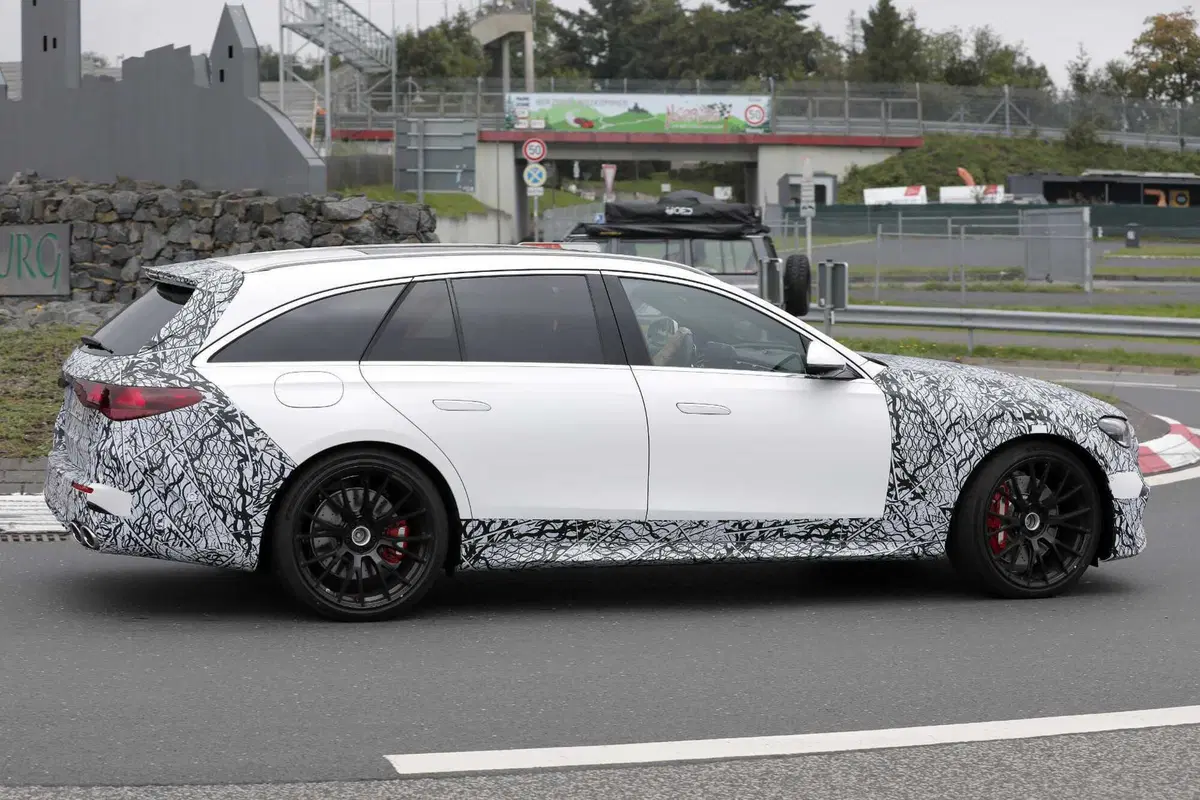 Mercedes AMG E53, il V8 sarà sostituito dal quattro cilindri ibrido [Foto Spia] (8)