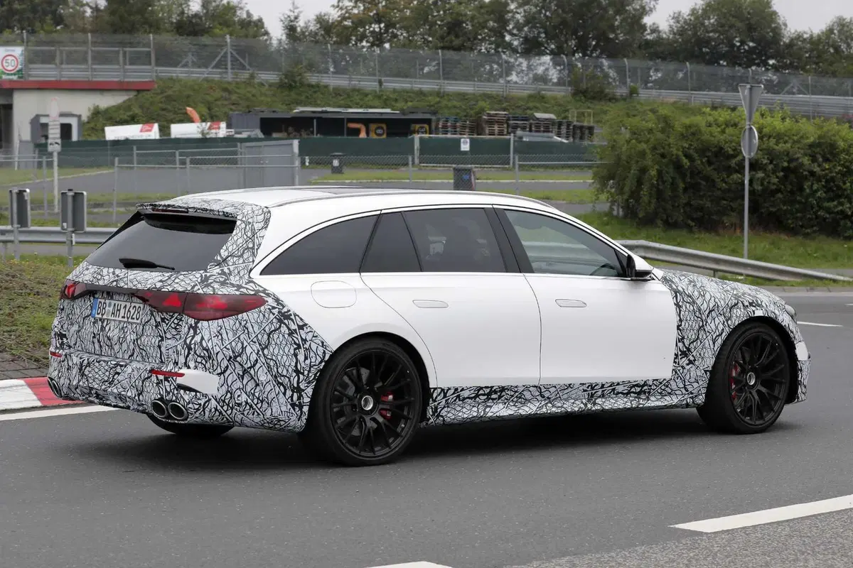 Mercedes AMG E53, il V8 sarà sostituito dal quattro cilindri ibrido [Foto Spia] (9)