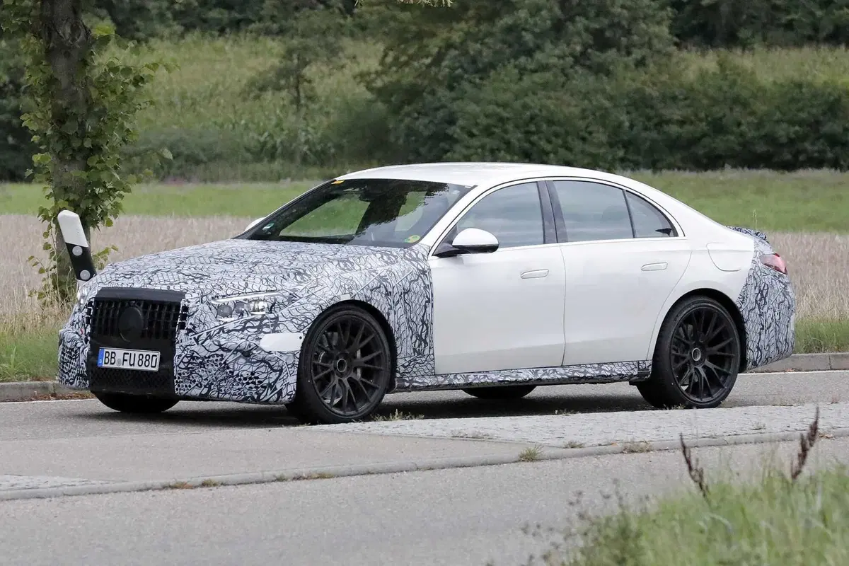 Mercedes AMG E53, il V8 sarà sostituito dal quattro cilindri ibrido [Foto Spia] (14)