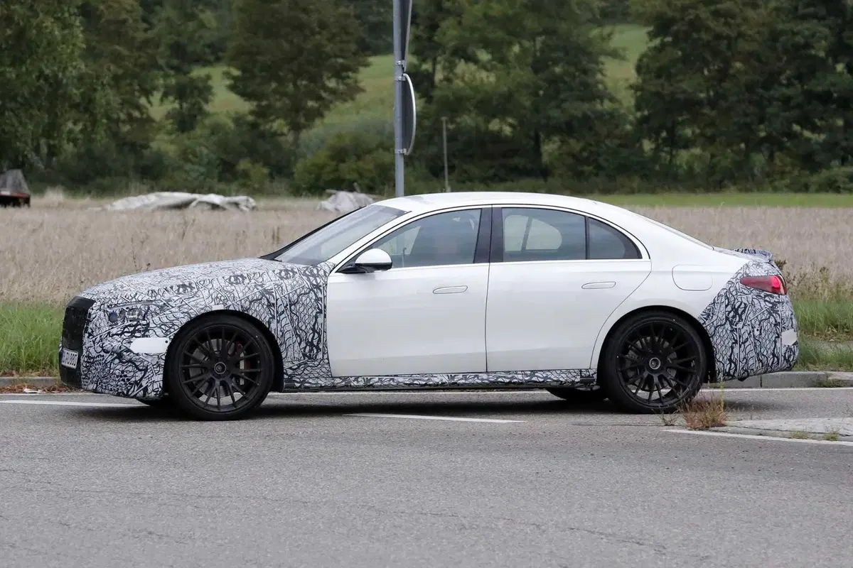 Mercedes AMG E53, il V8 sarà sostituito dal quattro cilindri ibrido [Foto Spia] (15)
