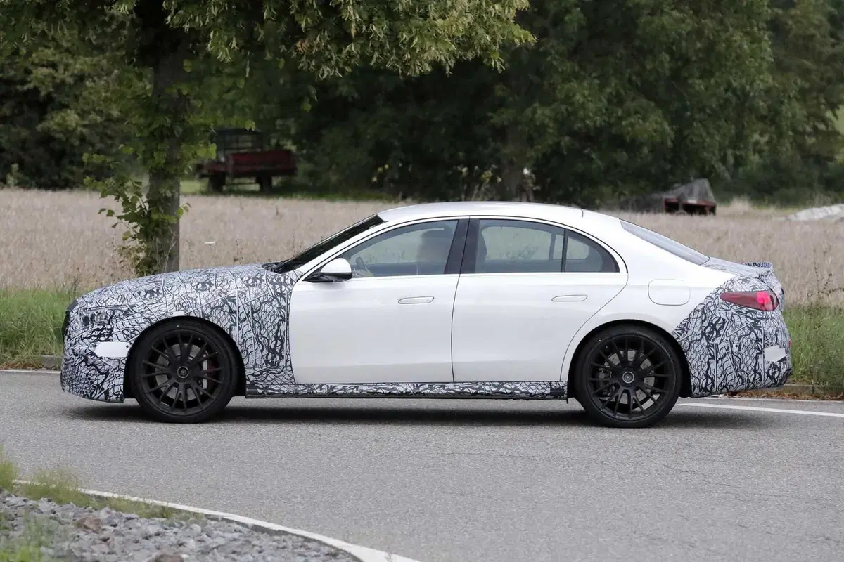 Mercedes AMG E53, il V8 sarà sostituito dal quattro cilindri ibrido [Foto Spia] (16)