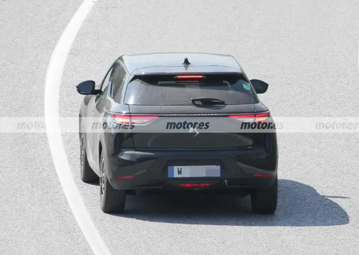 Jeep Avenger, foto spia della 4Xe truccata da Citroen DS3 (2)