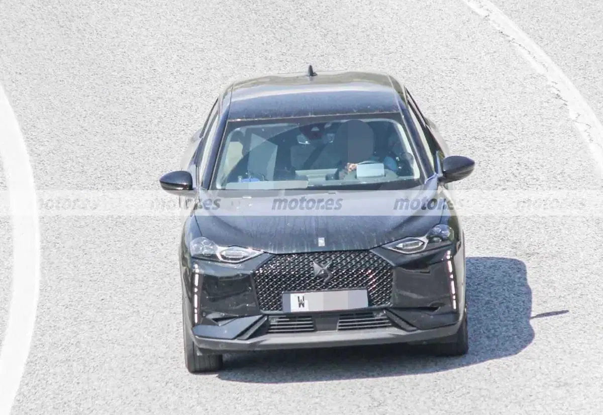 Jeep Avenger, foto spia della 4Xe truccata da Citroen DS3 (3)