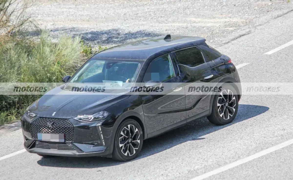 Jeep Avenger, foto spia della 4Xe truccata da Citroen DS3 (4)