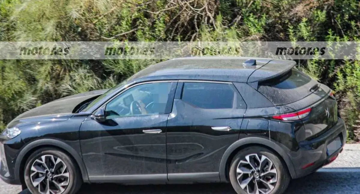 Jeep Avenger, foto spia della 4Xe truccata da Citroen DS3 (5)