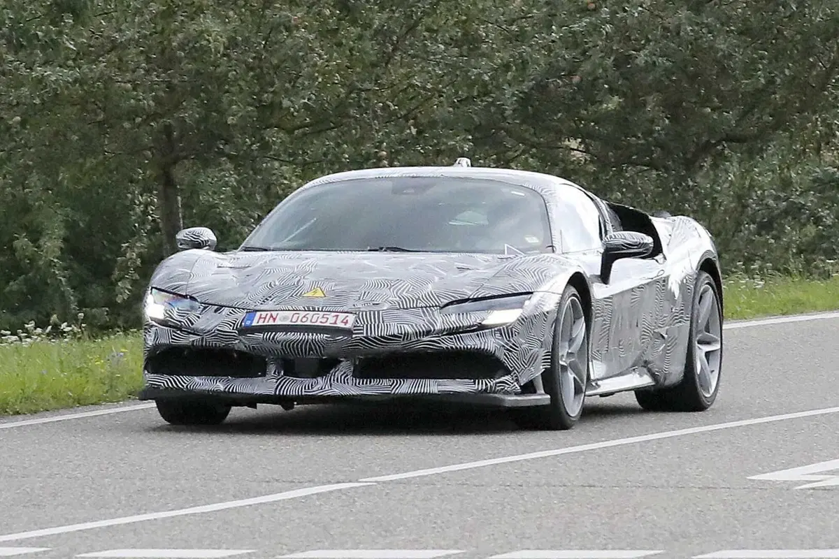 Ferrari SF100: arriva l'erede della SF90? [Foto Spia]