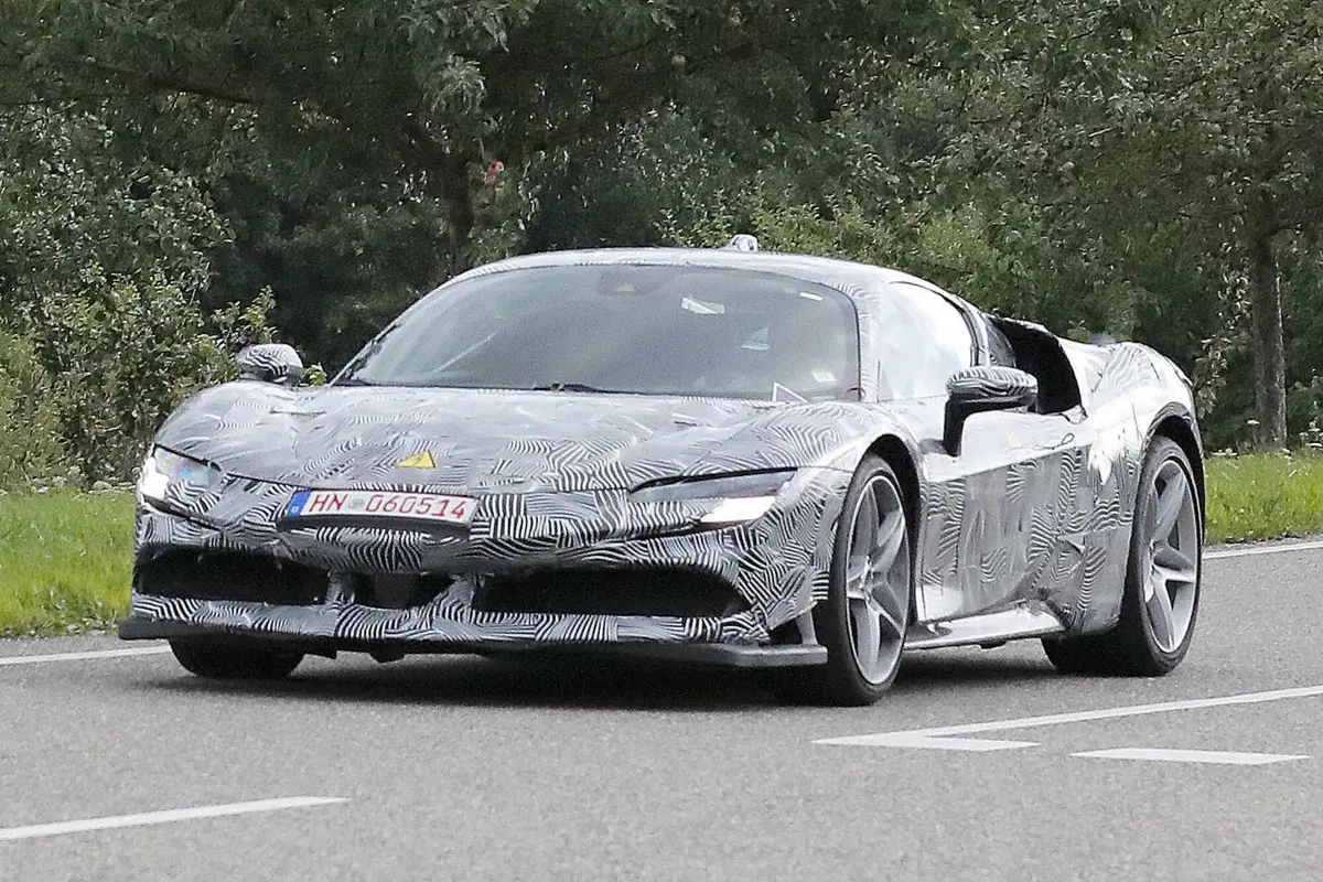 Ferrari SF100: arriva l'erede della SF90? [Foto Spia] (2)