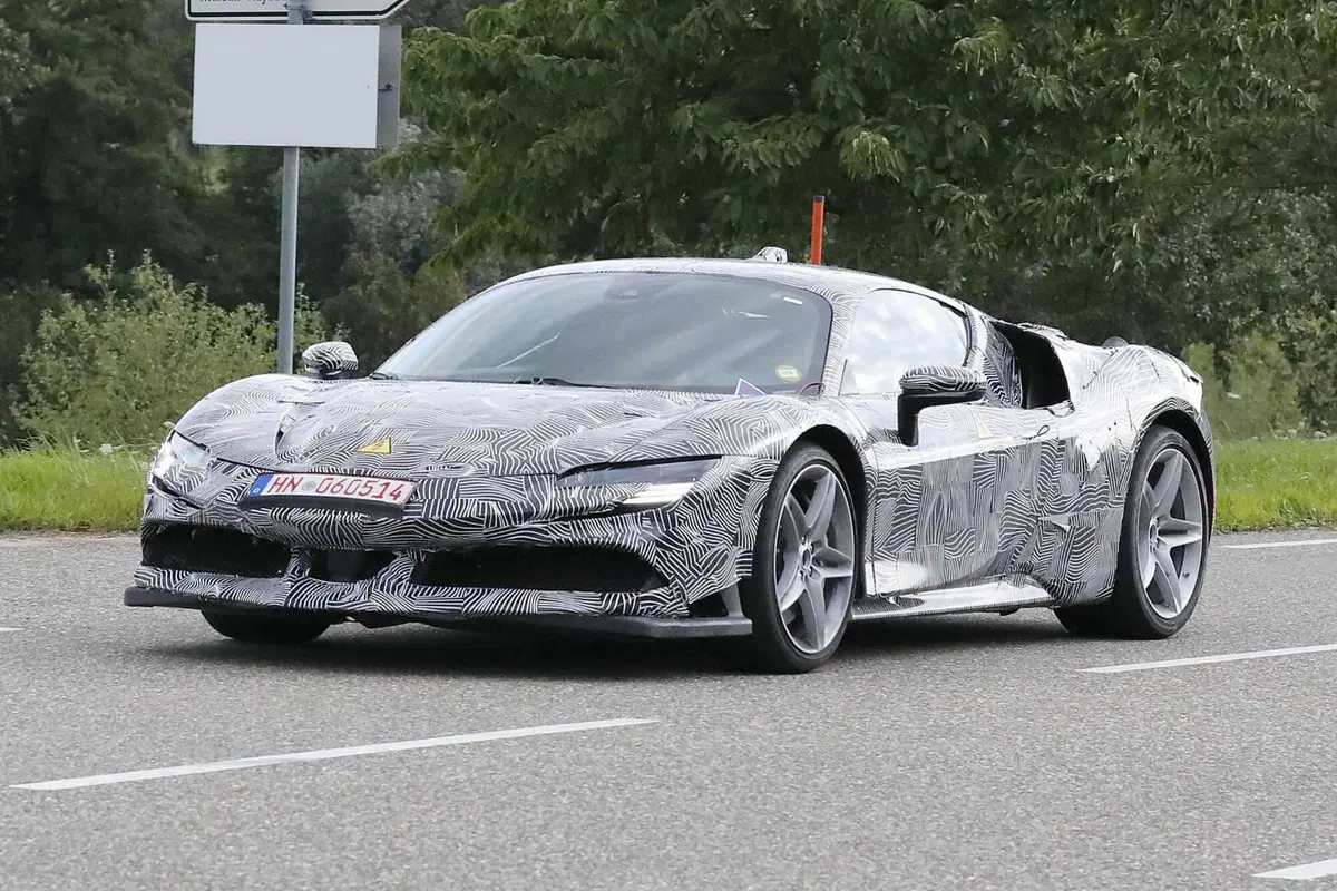 Ferrari SF100: arriva l'erede della SF90? [Foto Spia] (3)