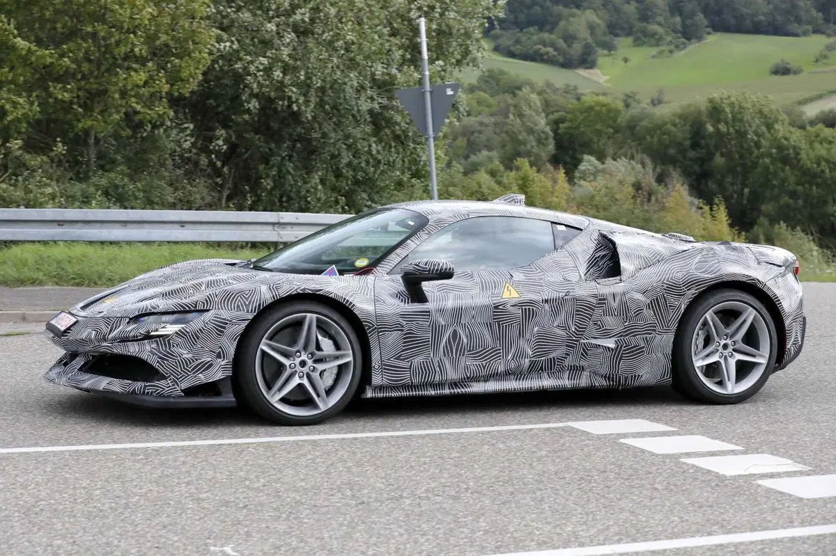 Ferrari SF100: arriva l'erede della SF90? [Foto Spia] (5)
