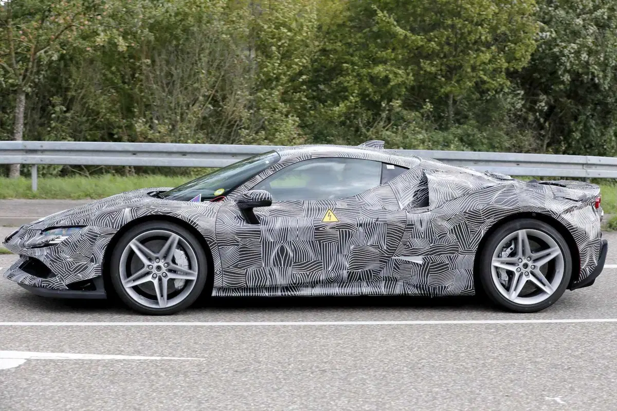 Ferrari SF100: arriva l'erede della SF90? [Foto Spia] (6)