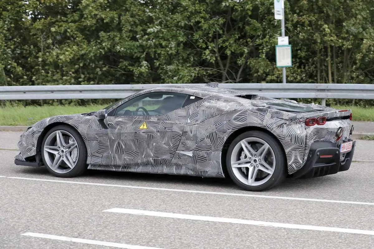 Ferrari SF100: arriva l'erede della SF90? [Foto Spia] (7)