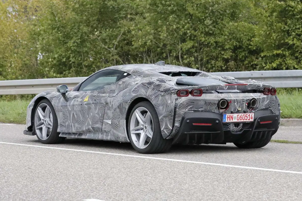 Ferrari SF100: arriva l'erede della SF90? [Foto Spia] (8)