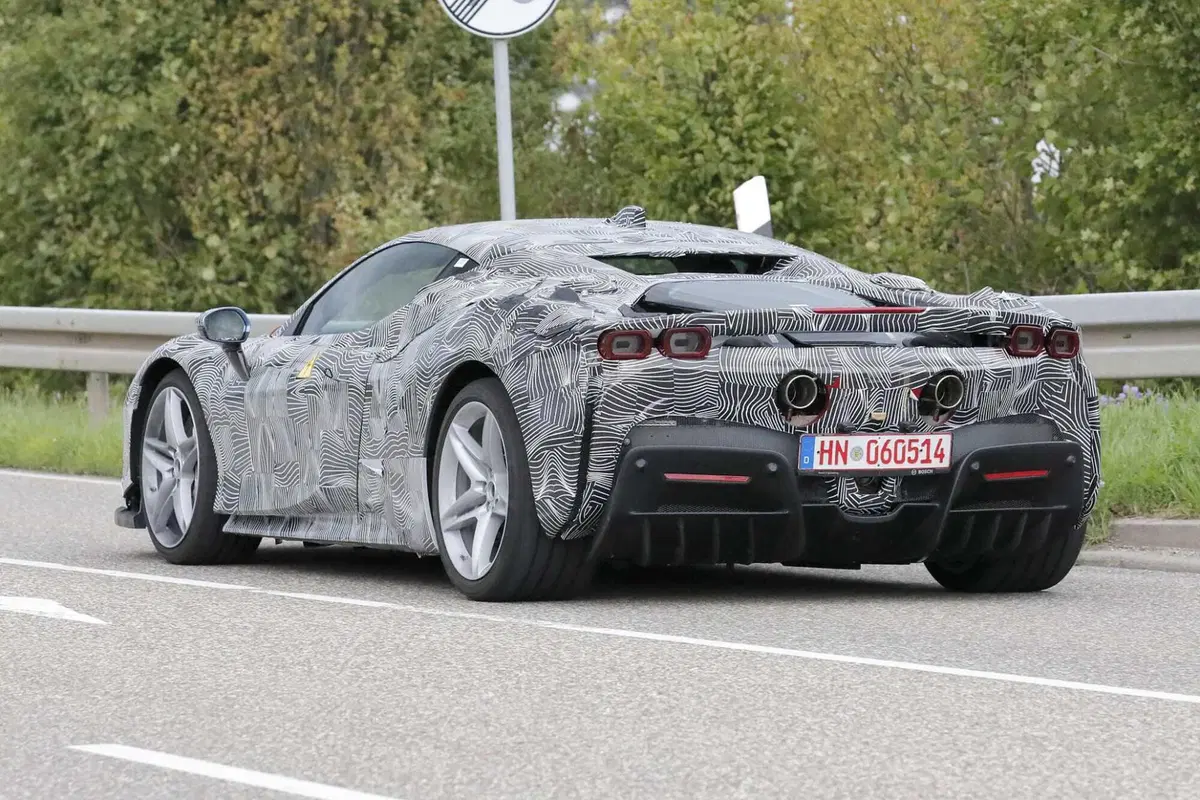 Ferrari SF100: arriva l'erede della SF90? [Foto Spia] (9)