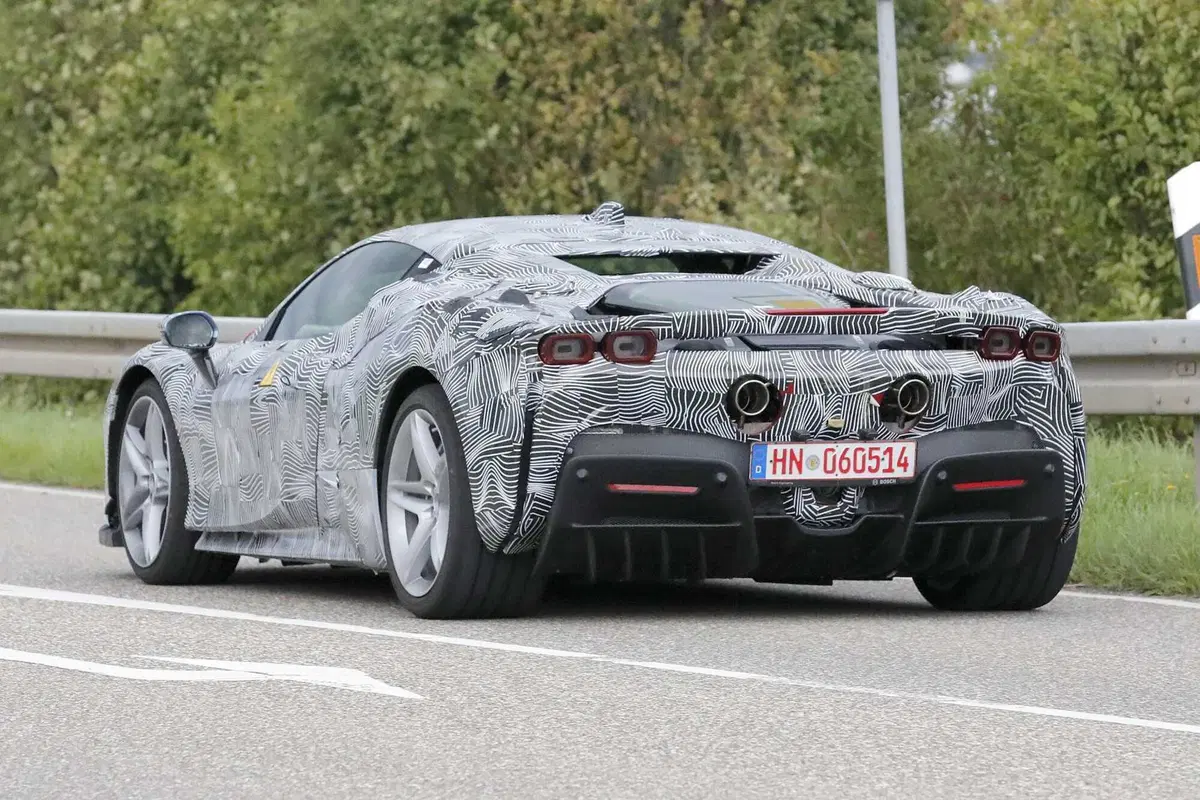 Ferrari SF100: arriva l'erede della SF90? [Foto Spia] (10)