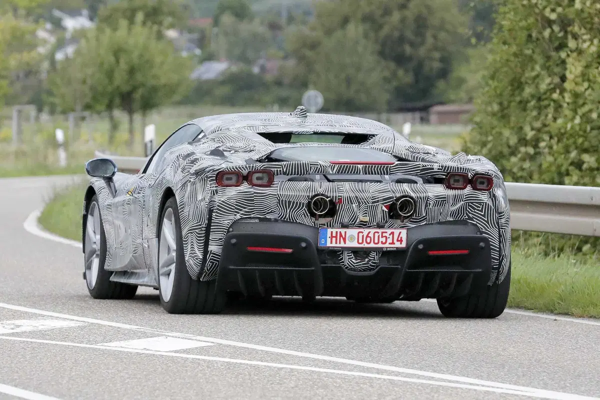 Ferrari SF100: arriva l'erede della SF90? [Foto Spia] (11)