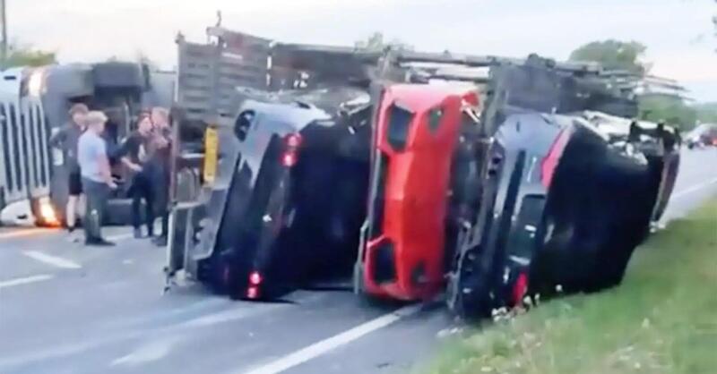 Si ribalta con la bisarca ed piovono Ferrari, Lamborghini, Bentley [VIDEO]