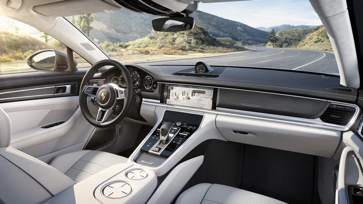 Nuova Porsche Panamera: quando la vettura sportiva incontra il lusso (6)