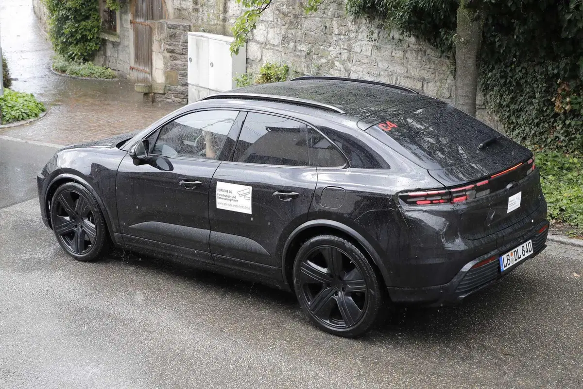 Porsche Macan, l'elettrica è in dirittura d'arrivo [Foto Spia] (18)