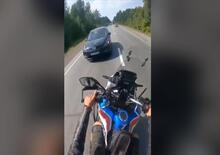 Sorpasso in moto: evita il frontale per un pelo, ma il piede... [VIDEO CHOC]