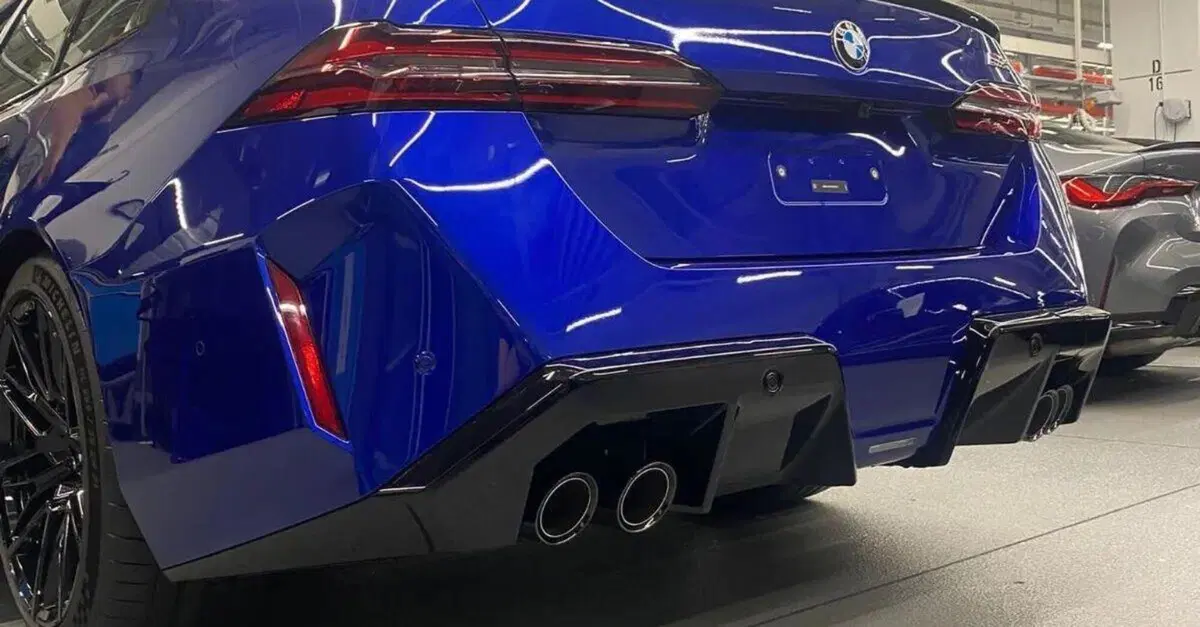 BMW M5, il posteriore definitivo coi diffusori "a scatola"