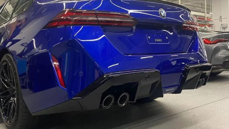 BMW M5, il posteriore definitivo coi diffusori "a scatola"