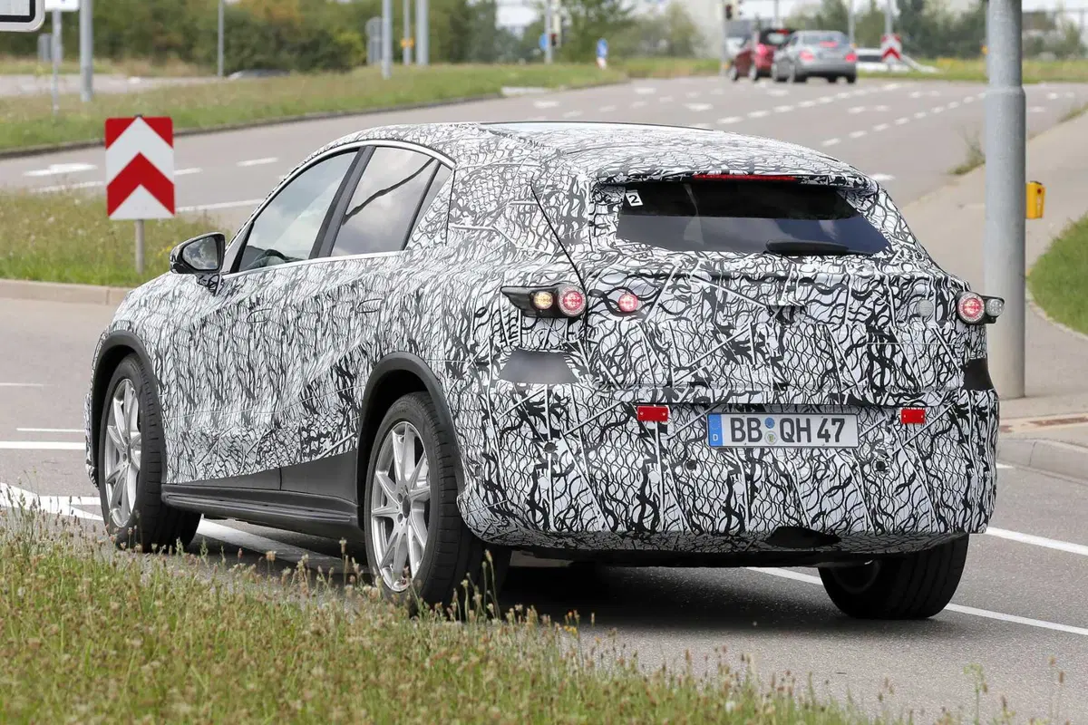 Mercedes EQC, la seconda generazione avrà 1.000 km di autonomia [Foto Spia] (11)