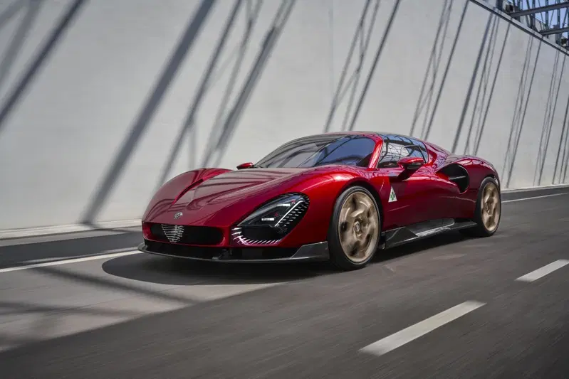L'Alfa Romeo 33 Stradale su strada