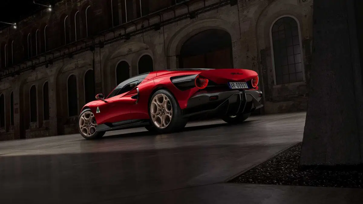 Alfa Romeo 33 Stradale: un fisico bestiale e il coraggio di sognare (2)