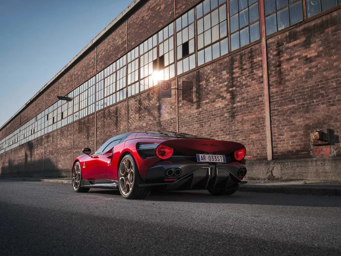Alfa Romeo 33 Stradale: un fisico bestiale e il coraggio di sognare (4)