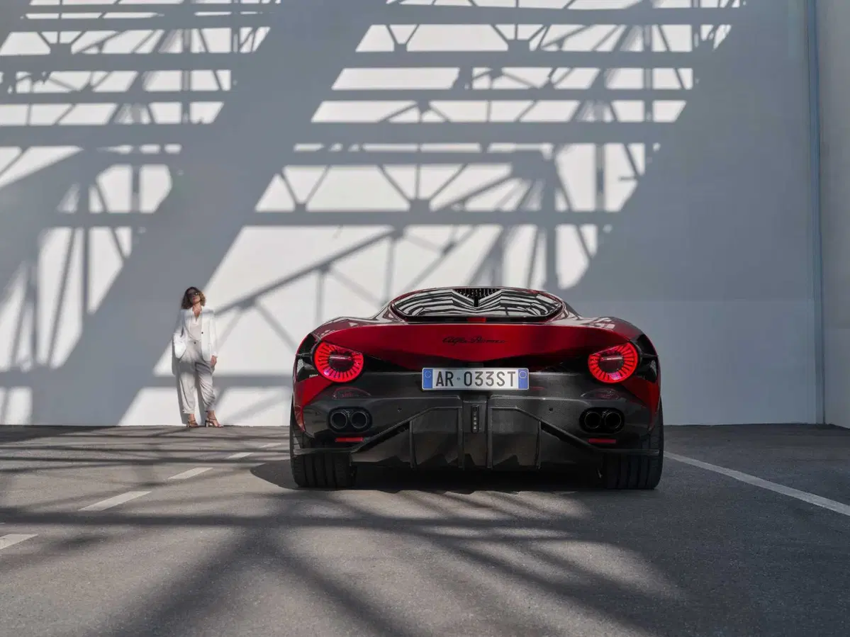 Alfa Romeo 33 Stradale: un fisico bestiale e il coraggio di sognare (8)