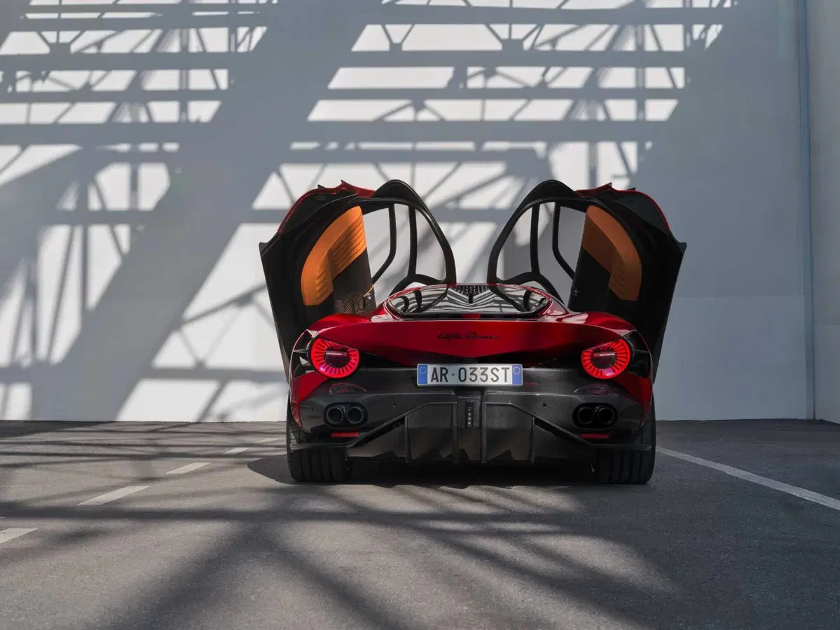 Alfa Romeo 33 Stradale: un fisico bestiale e il coraggio di sognare (10)