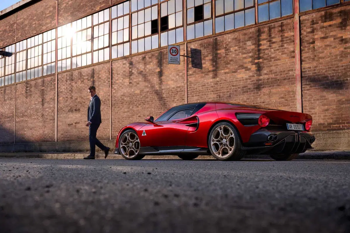 Alfa Romeo 33 Stradale: un fisico bestiale e il coraggio di sognare (12)
