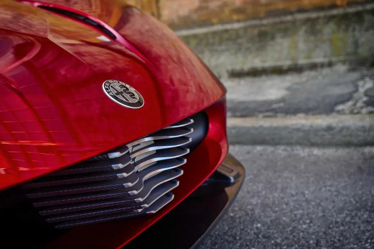 Alfa Romeo 33 Stradale: un fisico bestiale e il coraggio di sognare (13)