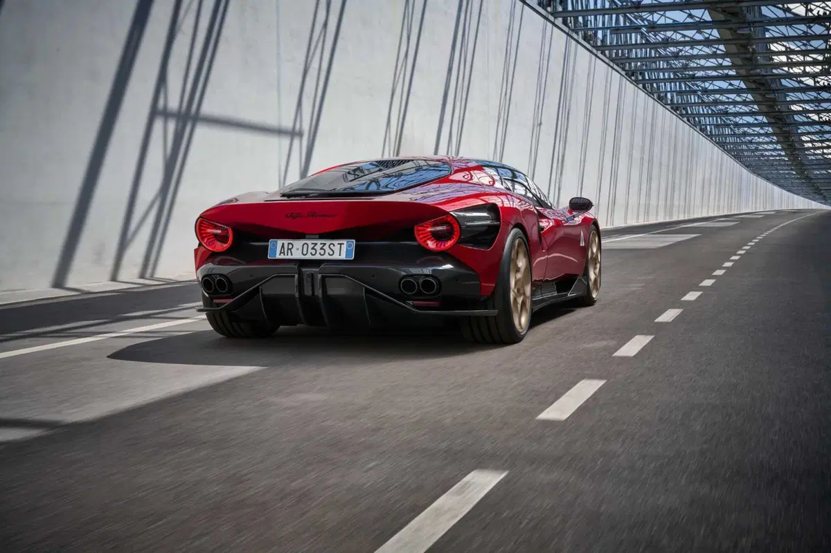 Alfa Romeo 33 Stradale: un fisico bestiale e il coraggio di sognare (14)