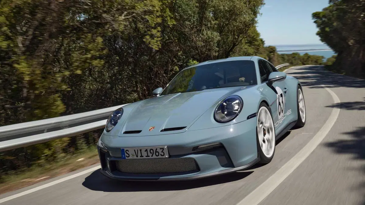 Porsche 911 Coupé S/T (2)