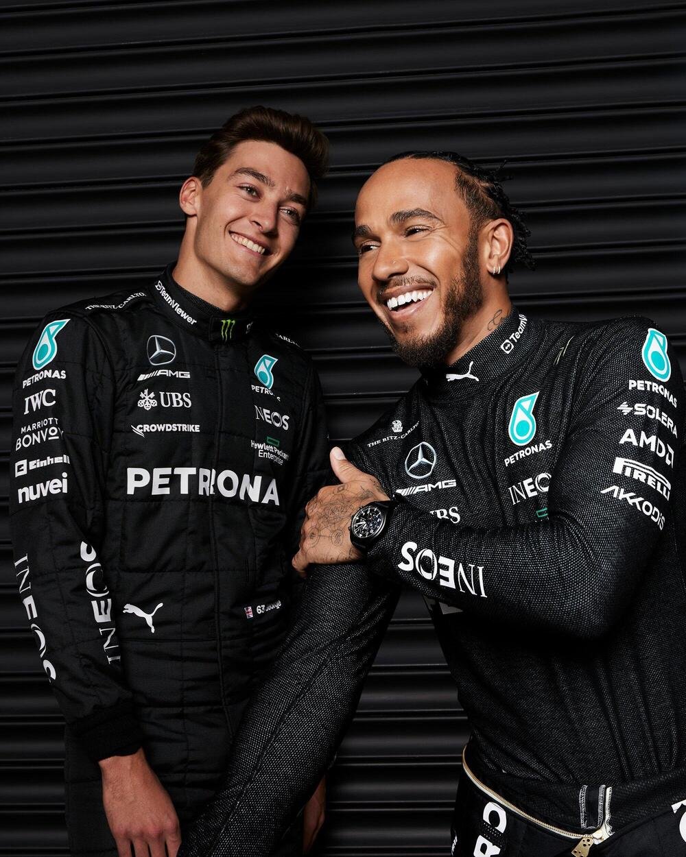 Lewis Hamilton insieme a George Russell, confermato a sua volta fino al 2025