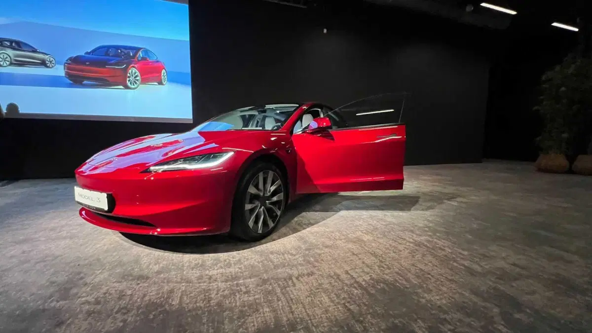 Tesla Model 3 2024 Highland: cambia (quasi) tutto, ma è sempre lei: autonomia fino a 678 km  (8)
