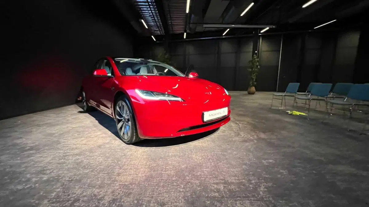 Tesla Model 3 2024 Highland: cambia (quasi) tutto, ma è sempre lei: autonomia fino a 678 km  (9)