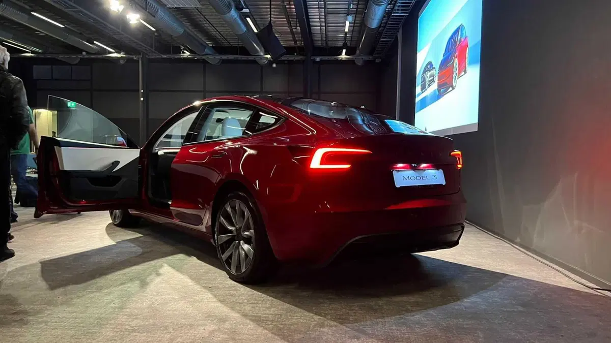 Tesla Model 3 2024 Highland: cambia (quasi) tutto, ma è sempre lei: autonomia fino a 678 km  (10)