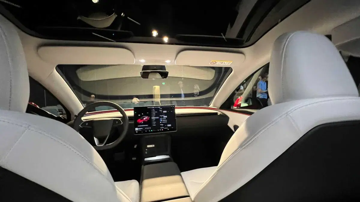 Tesla Model 3 2024 Highland: cambia (quasi) tutto, ma è sempre lei: autonomia fino a 678 km  (11)