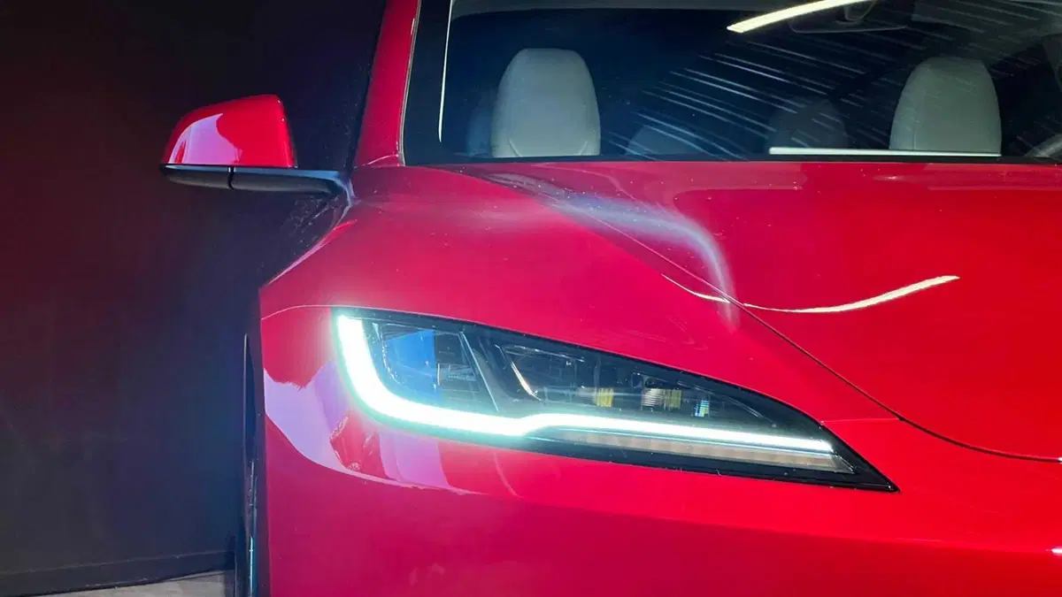 Tesla Model 3 2024 Highland: cambia (quasi) tutto, ma è sempre lei: autonomia fino a 678 km  (12)