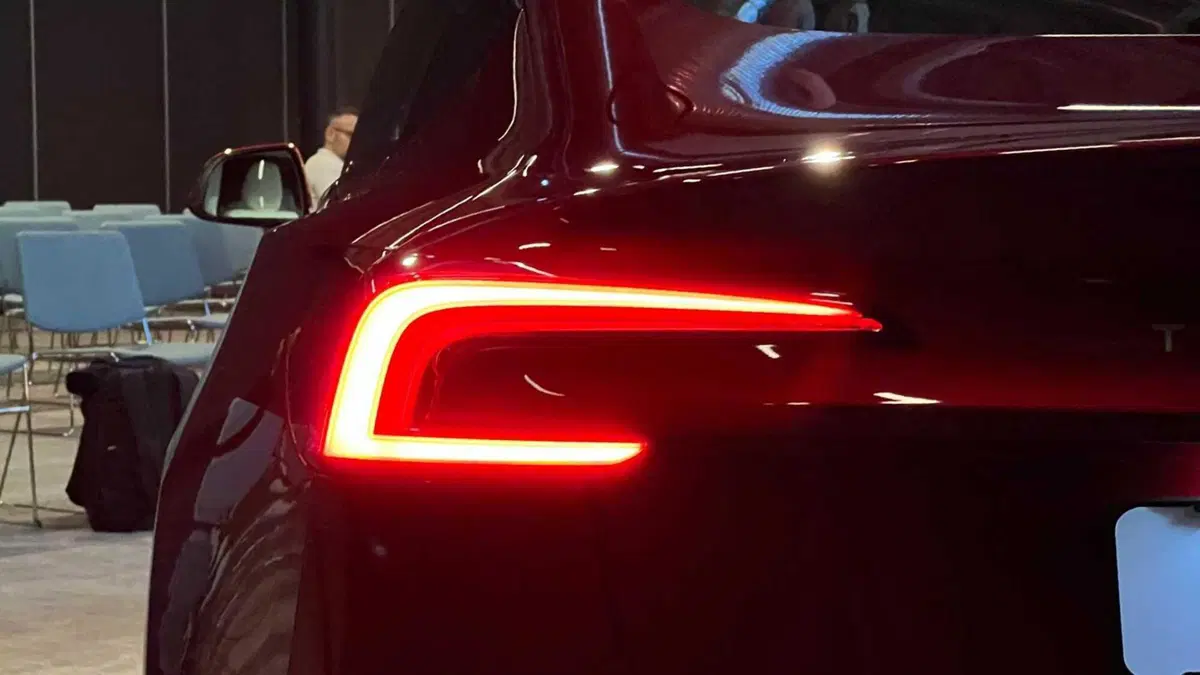 Tesla Model 3 2024 Highland: cambia (quasi) tutto, ma è sempre lei: autonomia fino a 678 km  (14)