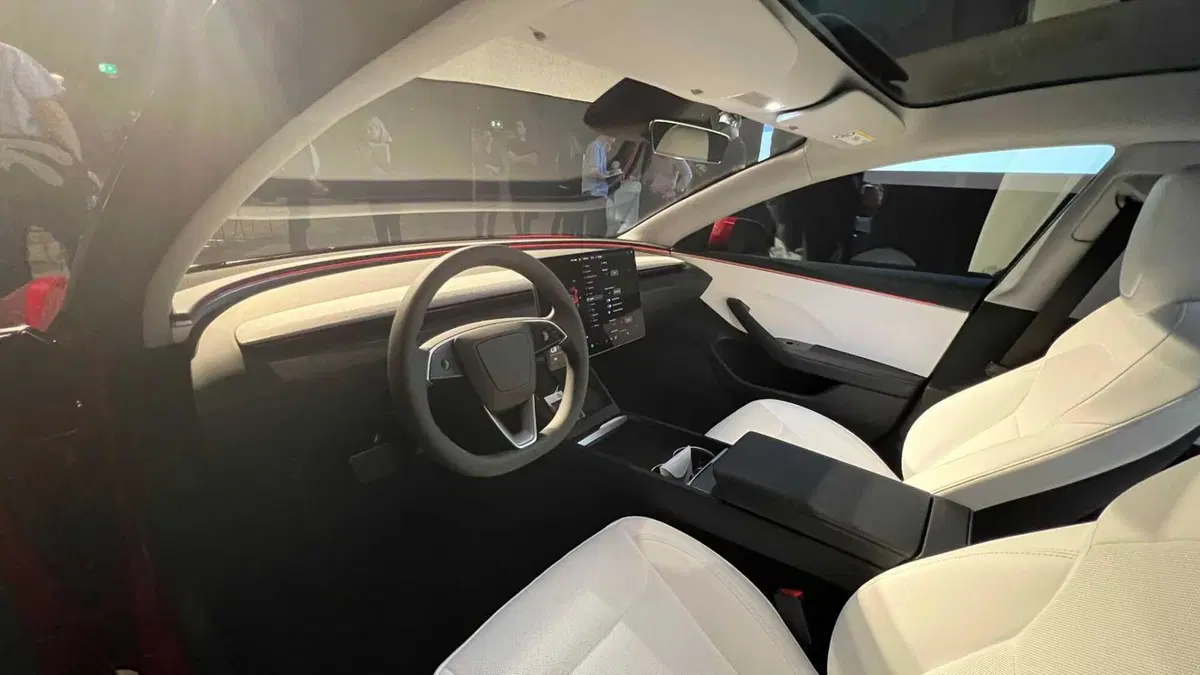 Tesla Model 3 2024 Highland: cambia (quasi) tutto, ma è sempre lei: autonomia fino a 678 km  (15)