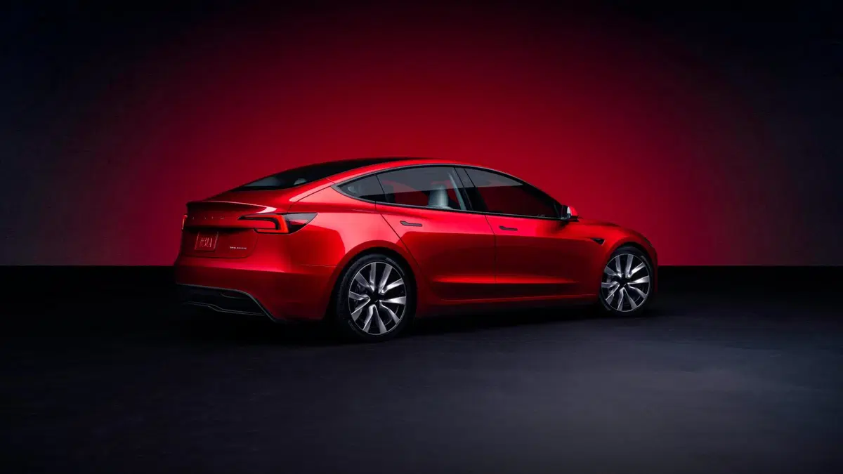 Tesla Model 3 2024 Highland: cambia (quasi) tutto, ma è sempre lei: autonomia fino a 678 km  (3)