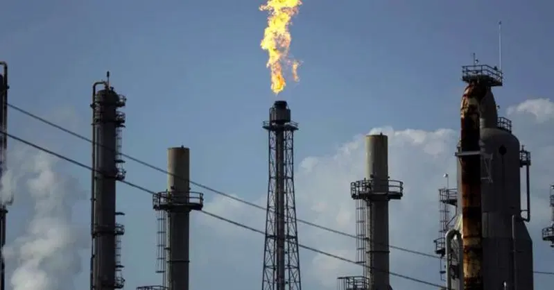 Petrolio, record consumi nel 2023, ma l'elettrico comincia a farsi sentire