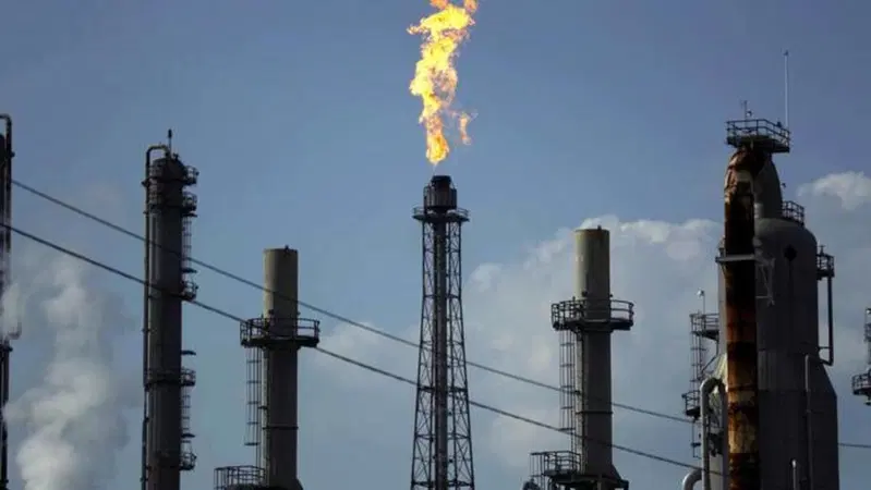 Petrolio, record consumi nel 2023, ma l'elettrico comincia a farsi sentire