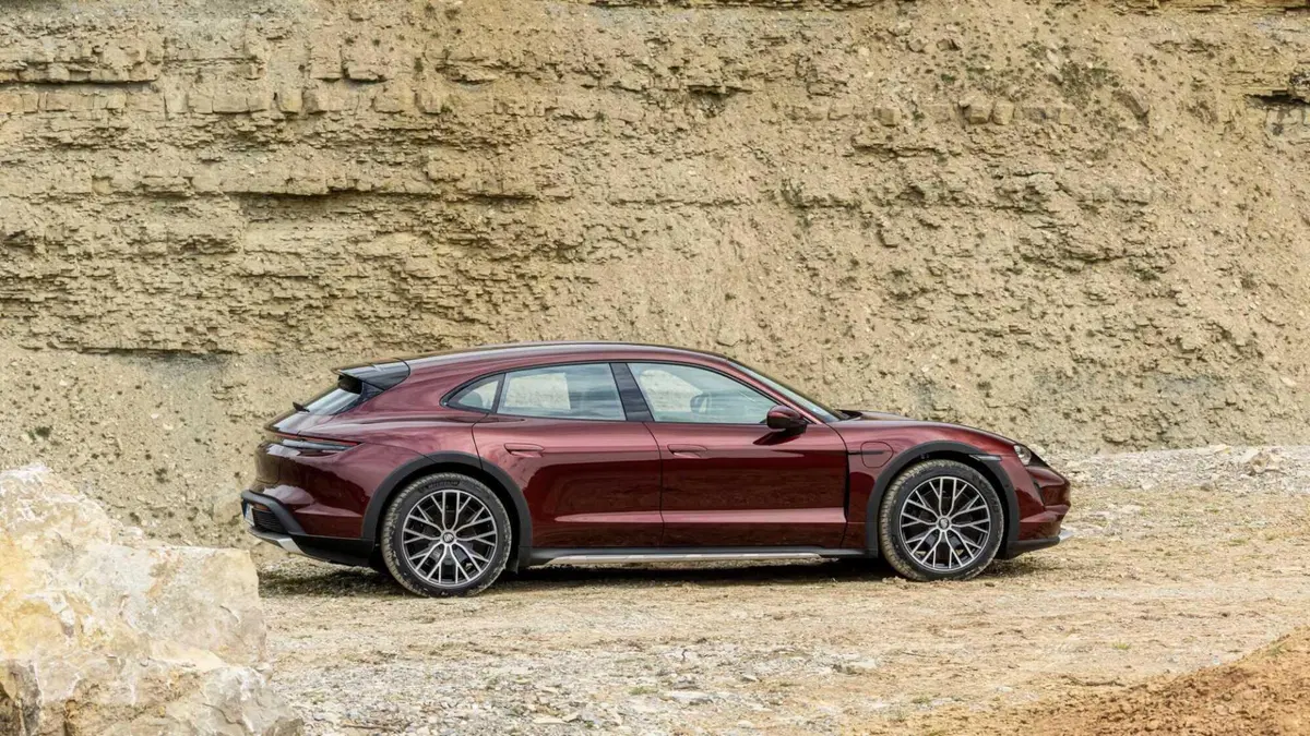 Porsche Taycan Cross Turismo (2021-->>) (22)
