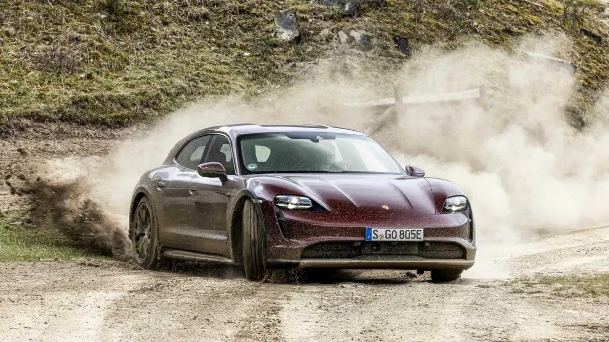 Porsche Taycan Cross Turismo (2021-->>) (21)