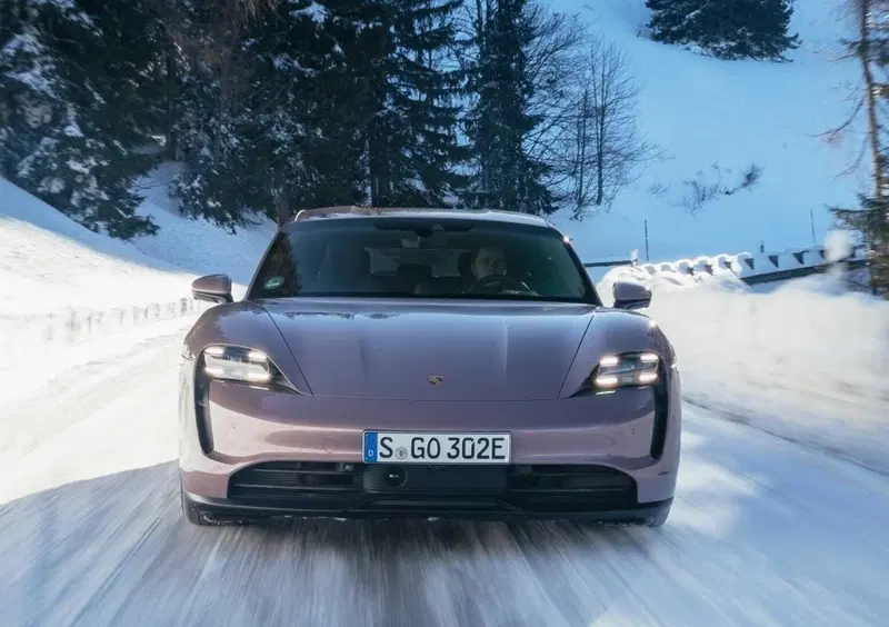 Porsche Taycan Sport Turismo (2021-->>) (12)