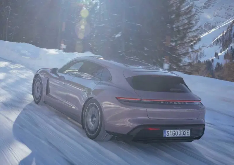 Porsche Taycan Sport Turismo (2021-->>) (14)